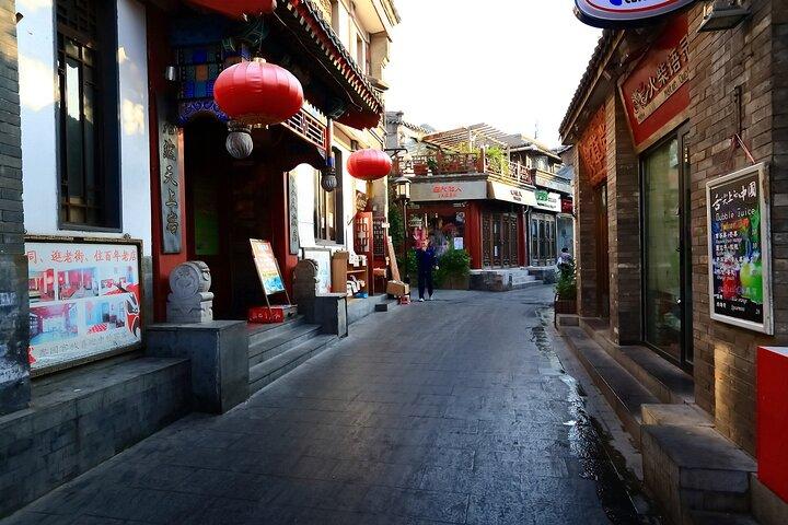 Beijing Hutong Night Tour with Yunnan Style Dinner and Chartered Boat Ride at Houhai Lake