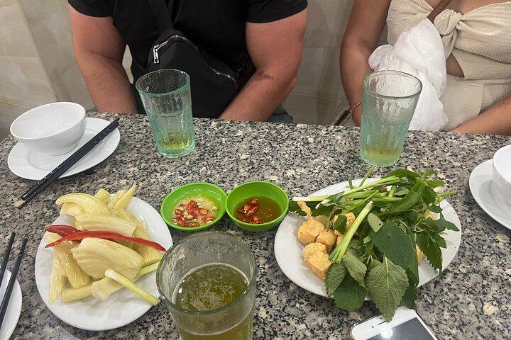 Hanoi Local Fresh Beer and Culinary Tour with Train Street Visit