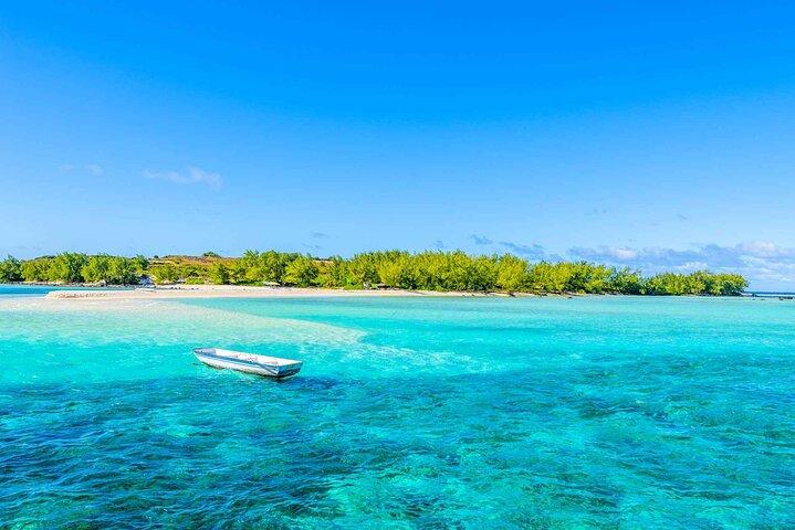 3 North Islands Catamaran Cruise with Lunch & Drinks on island.