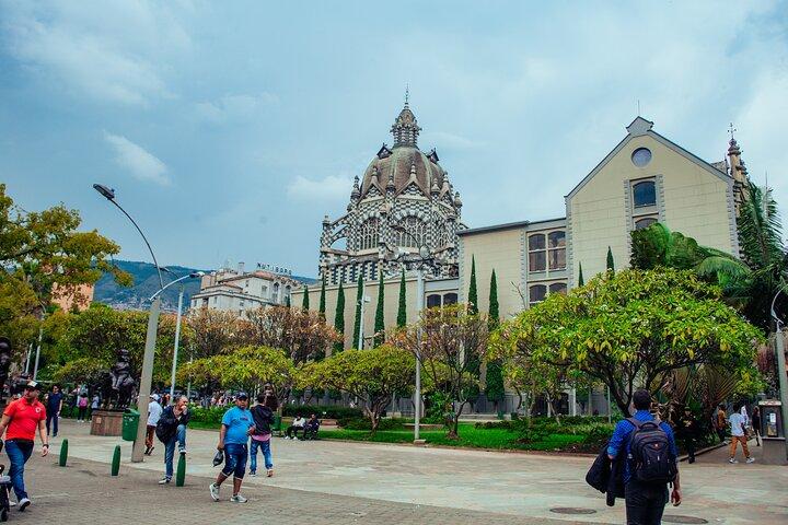 City tour Medellin + Comuna 13 + Graffititour Paisa for a day