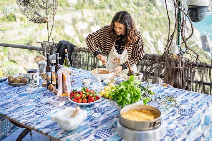 Cinque Terre: Pesto cooking class with sea view in Riomaggiore