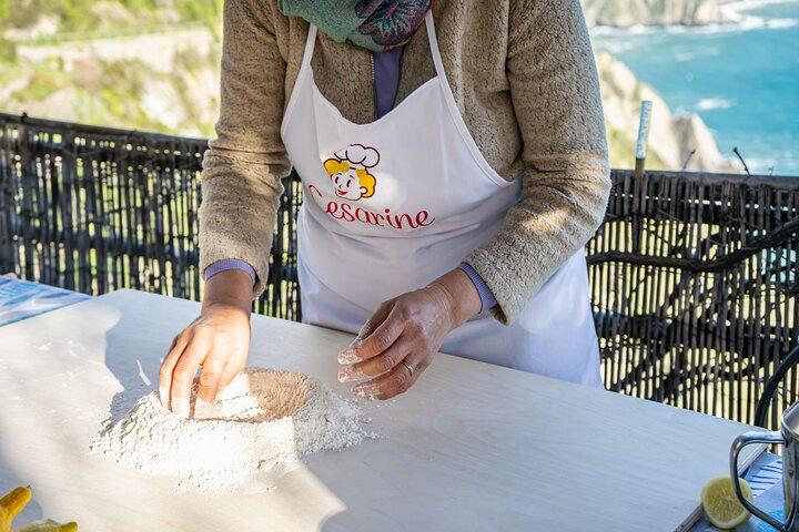 Cinque Terre: Gnocchi & Pesto Class with Seaview in Riomaggiore