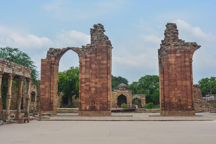 Half-Day Tour Of Qutb Minar, Humayun Tomb and Agrasen Ki Baoli