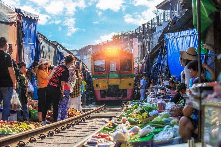 Damnoen Saduak Floating Market & Maeklong Railway From Bangkok