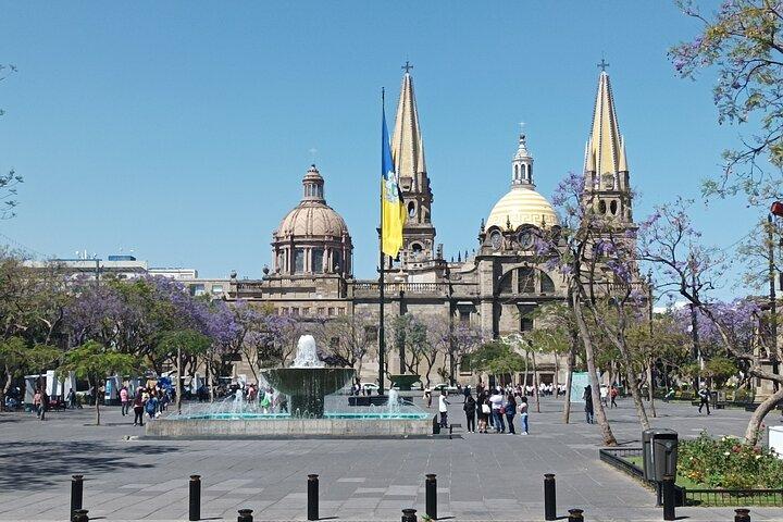 Guadalajara Walking Tour: History, Murals and Local Market
