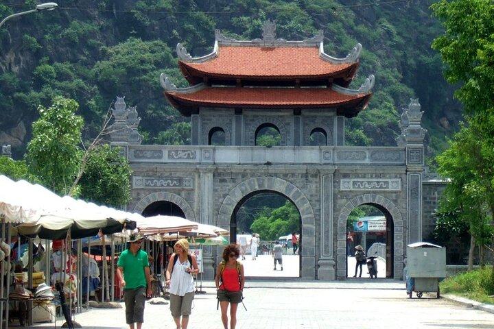 Ninh Binh Day Trip from Hanoi to Hoa Lu Trang An