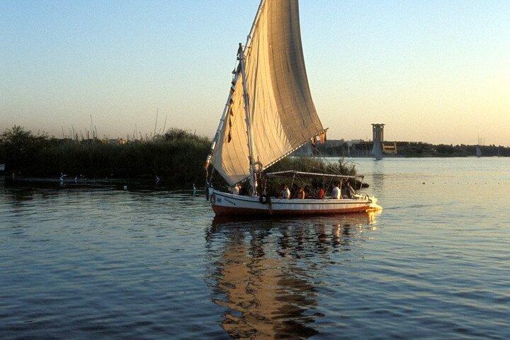 Day Trip: Visit 5 Temples, Lunch,Felucca,and Sound and Light Show