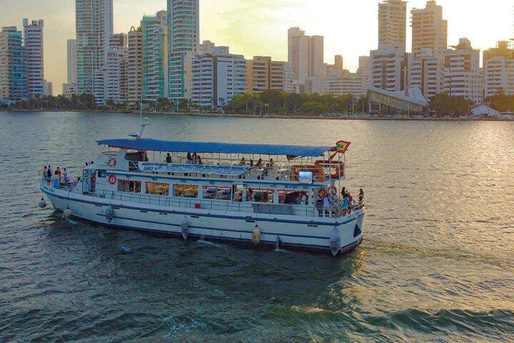 Premium Cruise Tour in Cartagena with Sunset and Open Bar