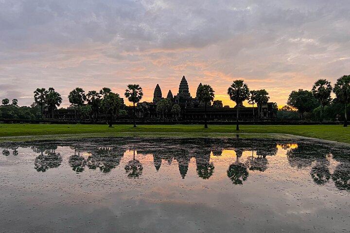 Angkor Wat Sunrise and Market Tour by Jeep