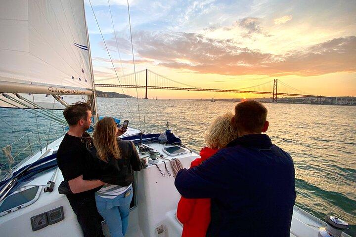 Lisbon: Sunset Tagus River Sailing Tour with Drinks