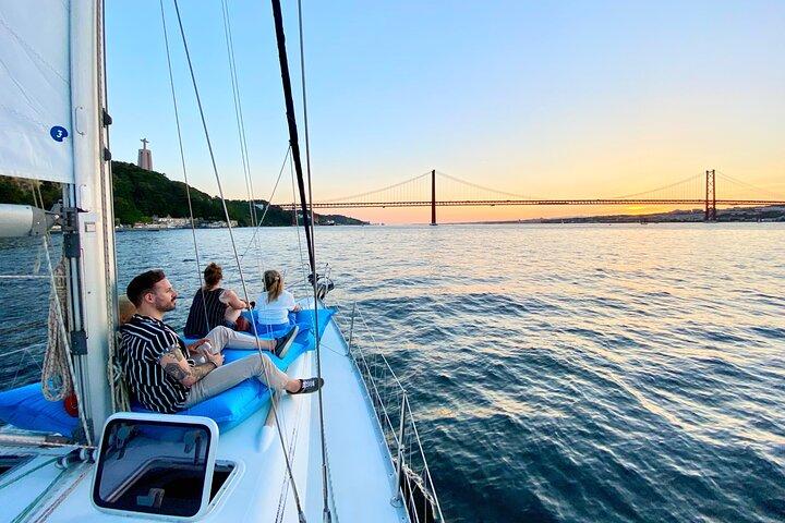 Lisbon: Sunset Tagus River Sailing Tour with Drinks