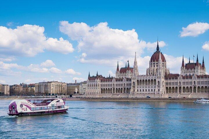 Budapest Sightseeing with Drink Included