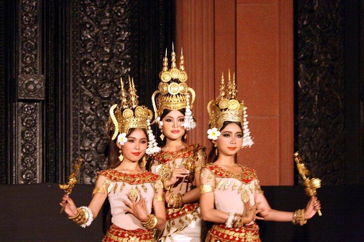 Apsara Dance Show with Dinner by Tuk-Tuk Roundtrip Transfer