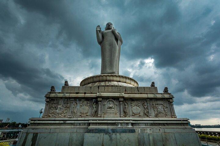 Hussain Sagar Lake Private Walking Tour in Hyderabad