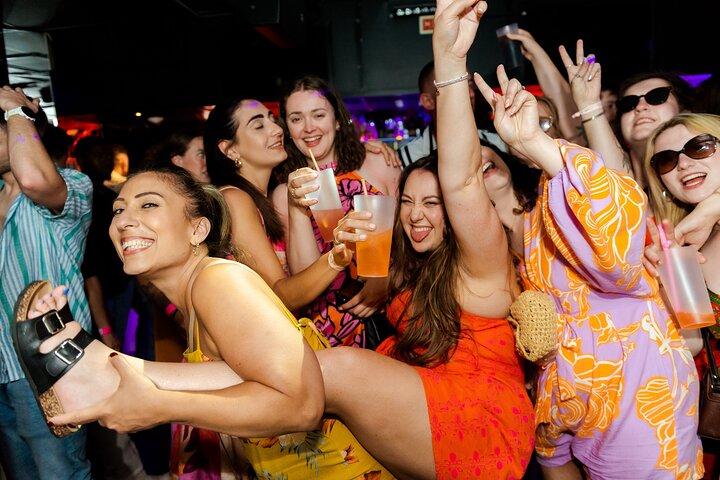 Lisbon: Pub Crawl with Open Bar, Shots & VIP Club Entry