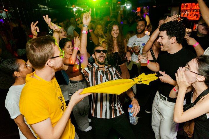 Lisbon: Pub Crawl with Open Bar, Shots & VIP Club Entry