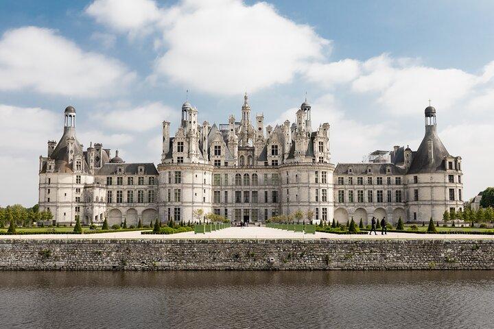 Loire Valley Castles Guided Tour with Transportation