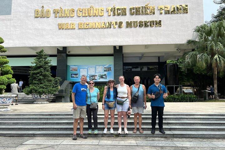 Discover Saigon Main Sights by Walking
