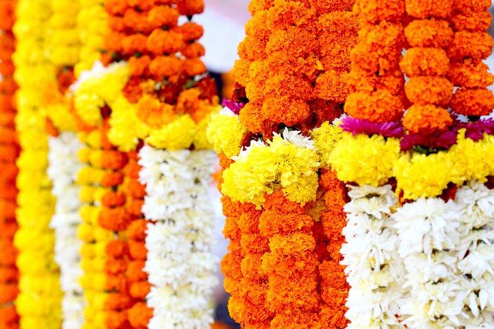Half Day Tour to the Flower Market and Howrah Bridge in Kolkata