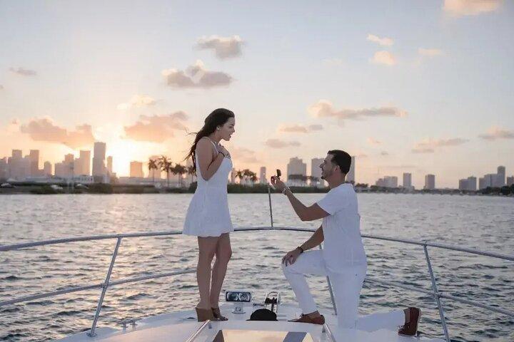 2-hours Shared Yacht Tour in Dubai Marina With Food and Drinks