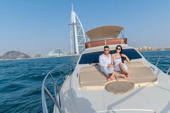 2-hours Shared Yacht Tour in Dubai Marina With Food and Drinks