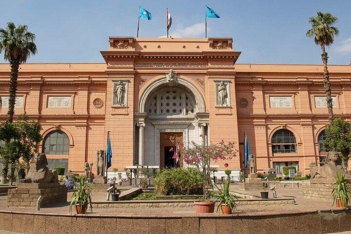 7 Hour Private Tour in Pyramids of Giza and The Egyptian Museum