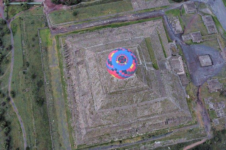 Hot Air Balloon Flight over Teotihuacan with CDMX Transportation