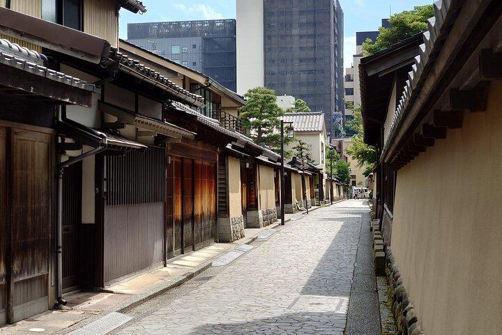 Full-Day Tour from Kanazawa: Samurai, Matcha, Gardens and Geisha