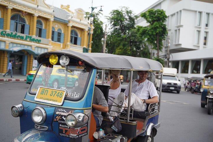 Bangkok: City Highlights Temple and Market Walking Tour