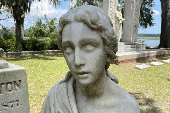 Garden District Celebrities Cemeteries Mansions and Mysteries Walking Tour