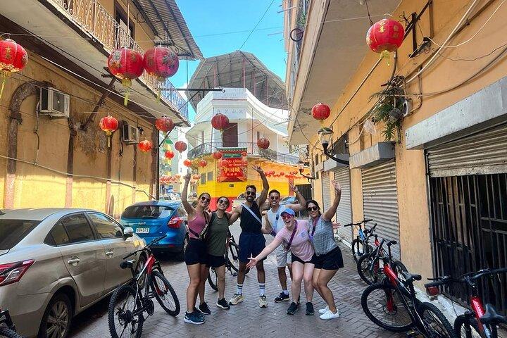Bike tour in Old City and Cinta costera with local markets