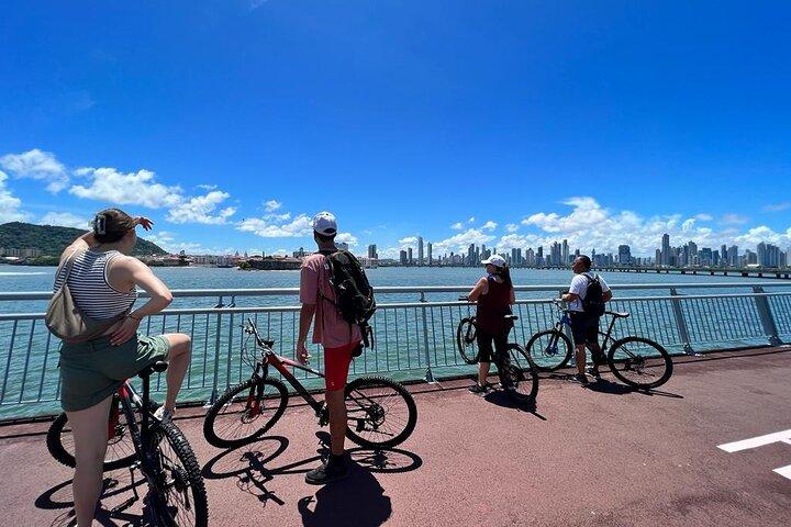 Bike tour in Old City and Cinta costera with local markets