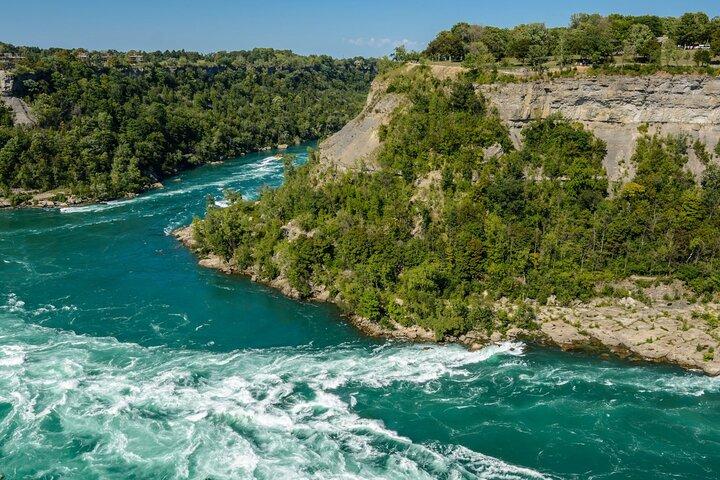 Niagara Falls Day Tour from Toronto with Boat Cruise and Lunch