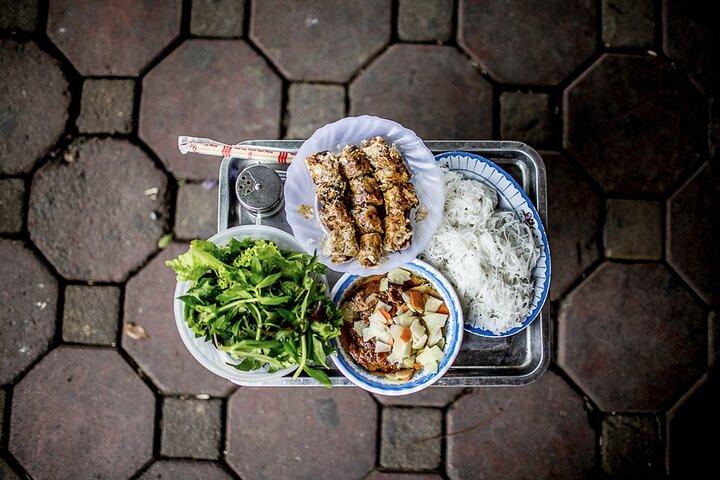 Hanoi: 7 Tasting Street Food Walking Tour and Train Street