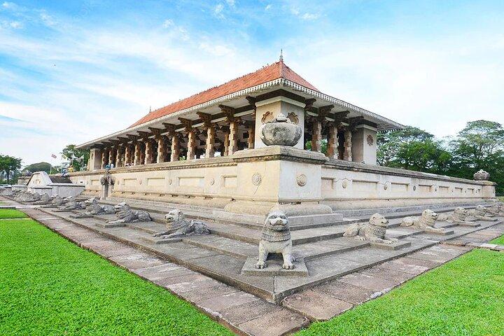 Full-Day Private Car Sightseeing Tour in Colombo