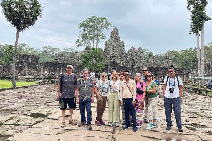 Small-Group Explore Angkor Wat Sunrise Tour with Guide