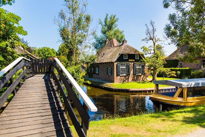 Giethoorn Day Trip from Amsterdam with Boat Trip