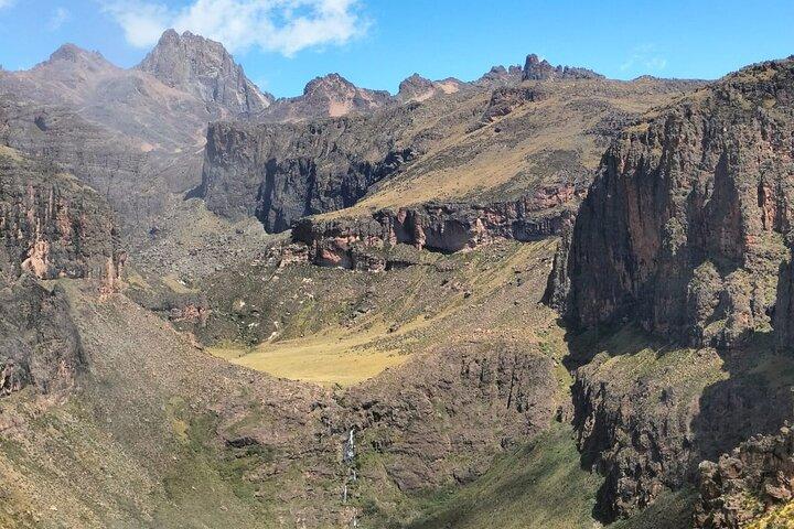 6-Day Private Hiking Tour in Mt Kenya via Chogoria-Sirimon Route