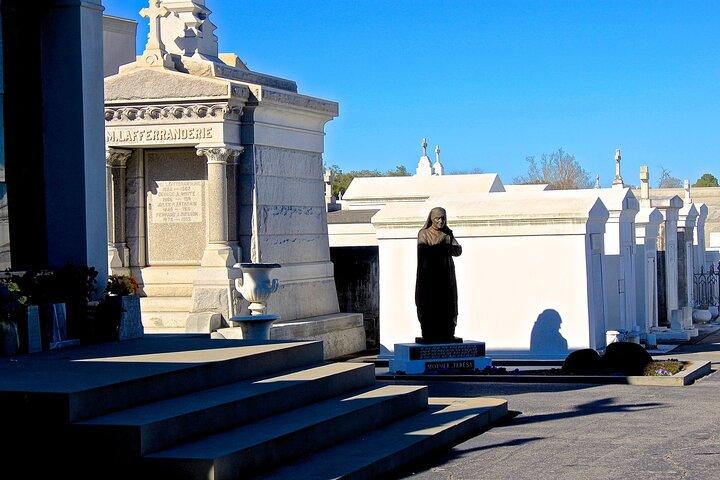 Beyond the Grave Cemetery Tour New Orleans