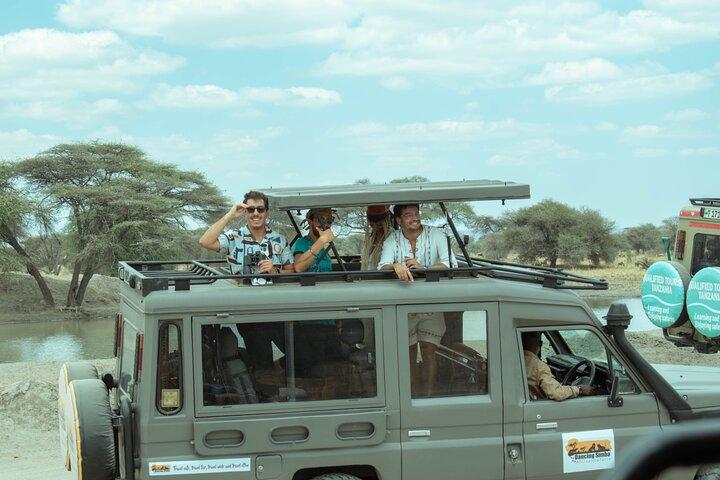 4 Days lodge safari Tarangire , Ngorongoro crater & Walking