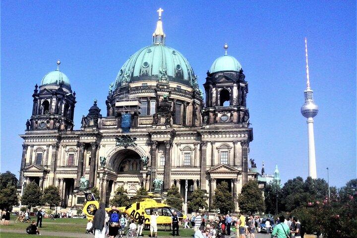 Berlin-Highlights-and-Rickshaw with Guide (Din EN 15565)