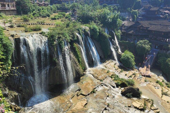 Private Transfer from Zhangjiajie to Fenghuang and stops at Furong old town