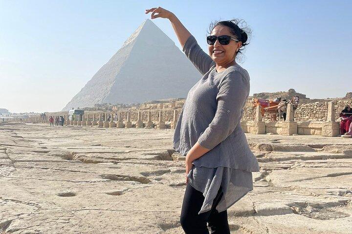 Private Tour to Giza Pyramids, Sphinx, Egyptian Museum and Bazar