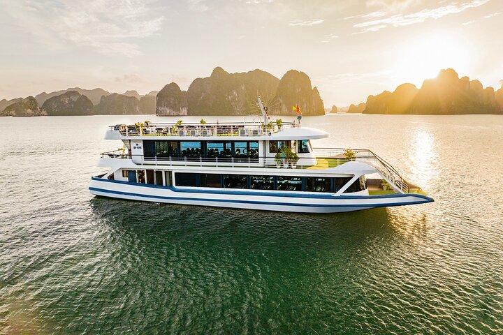 Halong Bay Luxury cruise Day trip: Buffet Lunch, Limousine bus