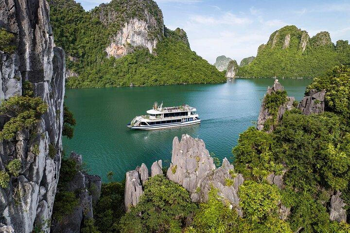 Halong Bay Luxury cruise Day trip: Buffet Lunch, Limousine bus