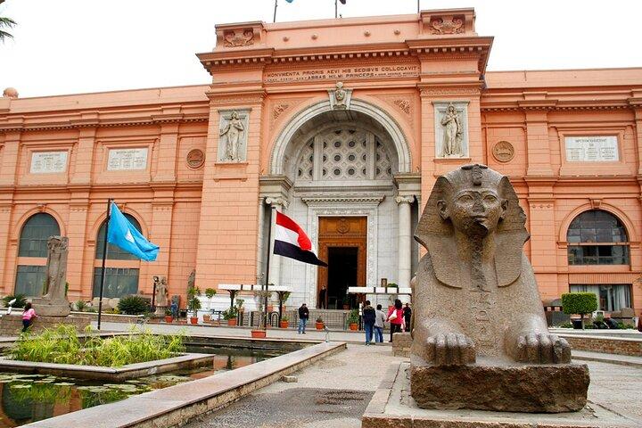 Giza Pyramids And Egyptian Museum Tour with Lunch