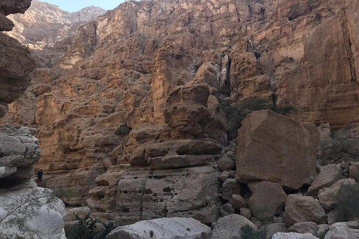 Private Full-Day Wadi Shab and Bimmah Sinkhole Tour