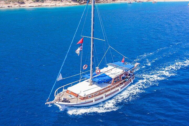 Private Boat Tour in Bodrum – 6 Hours with Lunch & Swimming Break