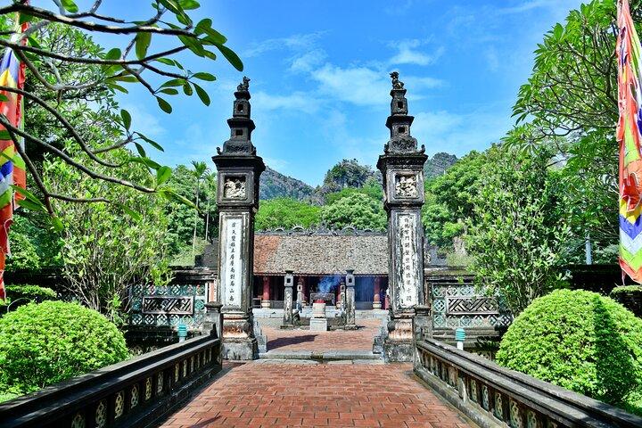 Ninh Binh Day Trip : Mua Cave Tam Coc Hoa Lu Group 9 by Limousine