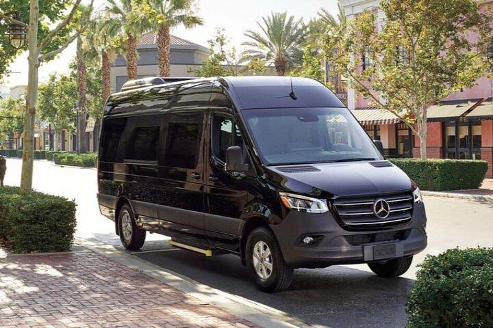 Private Transfer: Las Vegas to LAS Airport by Luxury SUV or Limo
